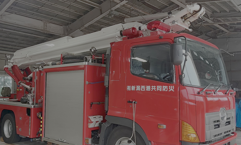 消防車両が車庫に停まっている写真